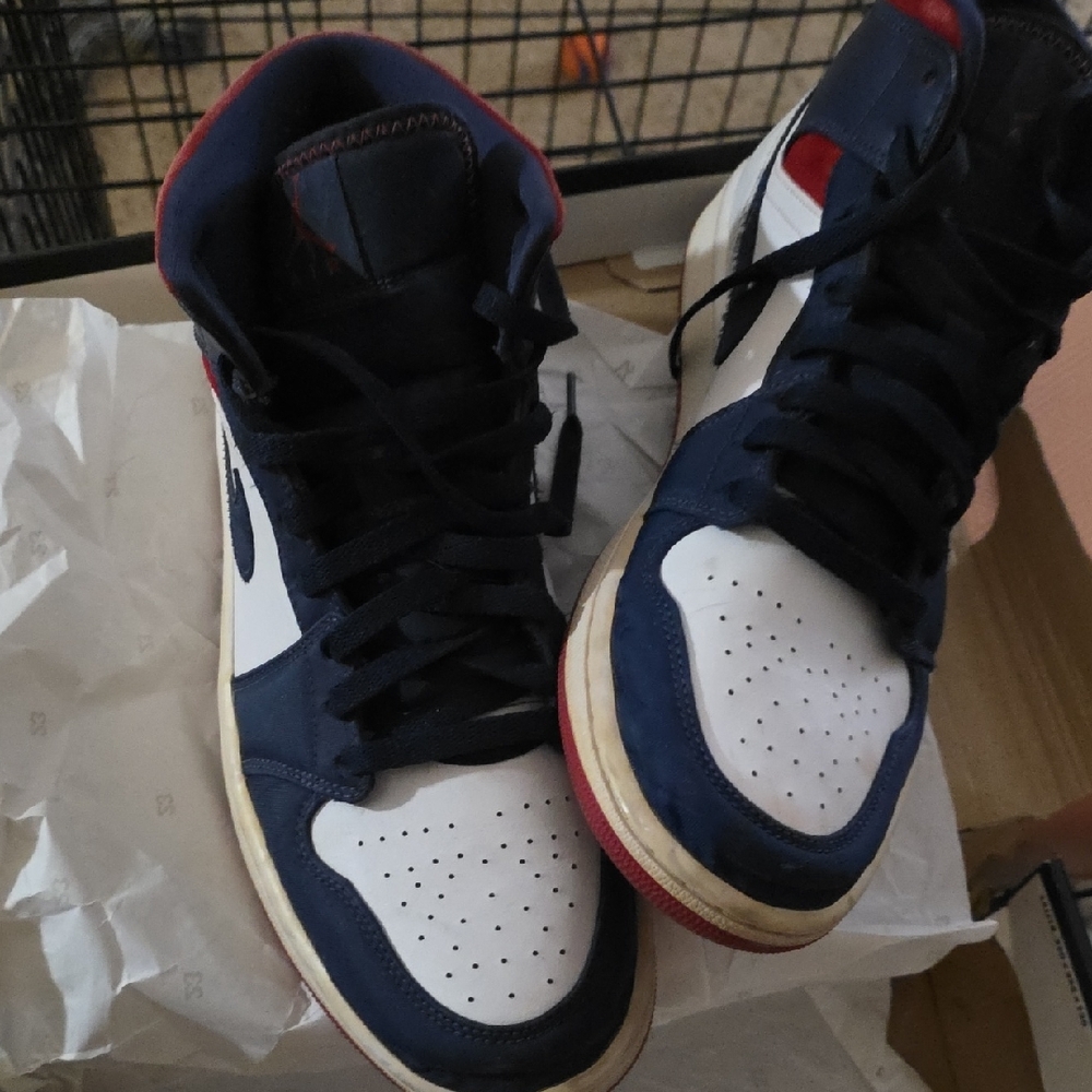 Size 10.5 Jordan Air Jordan 1 Mid SE White and University Red - Picture 3 of 9